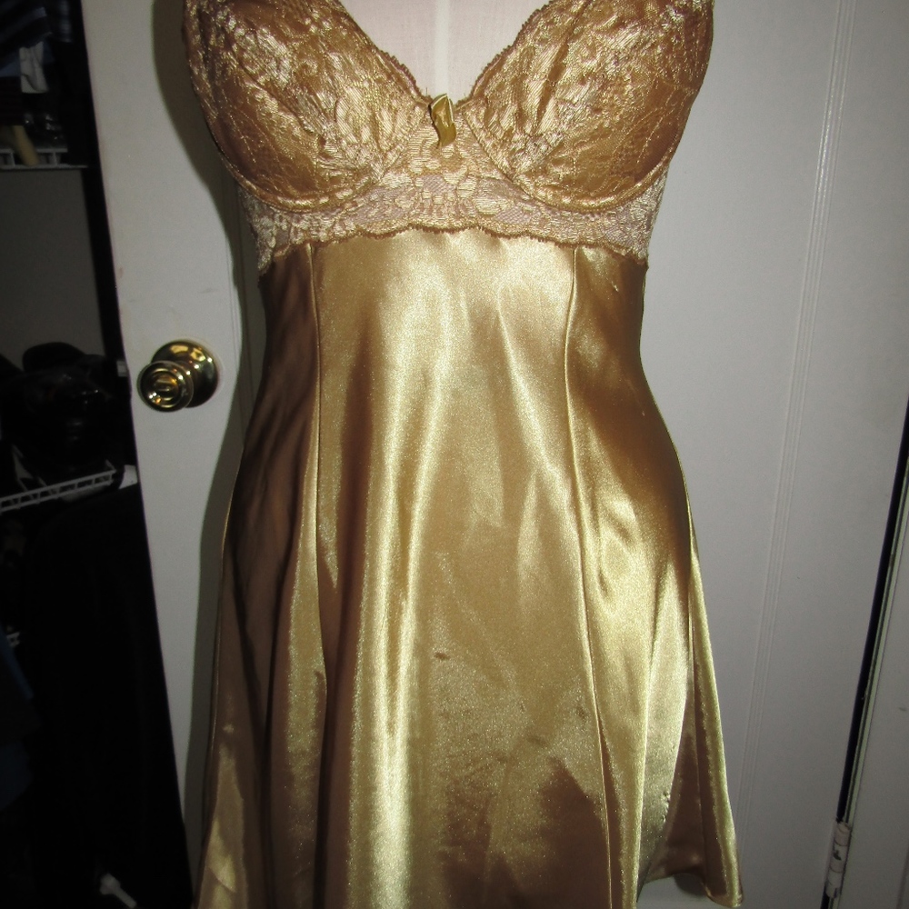 VNTG VICTORIA SECRET CHEMISE BUST SUPPORT, SMALL